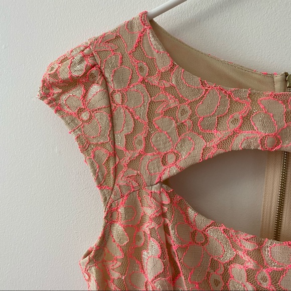 BEAUTIFUL LACE DRESS - Picture 5 of 11